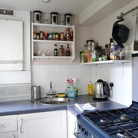 And Spacious 2 Bedroom Flat With Garden