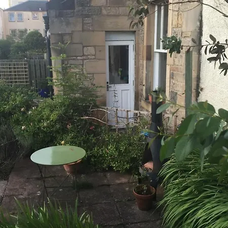 Appartement And Spacious 2 Bedroom Flat With Garden