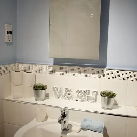 Beautiful 2 Bedroom 2 Bathroom Apt Διαμέρισμα
