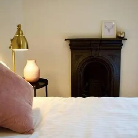 Comfortable And Central 1 Bedroom Edinburgh