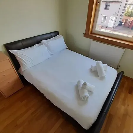 Apartment 2 Bedroom Flat With Parking And Private Garden Edinburgh