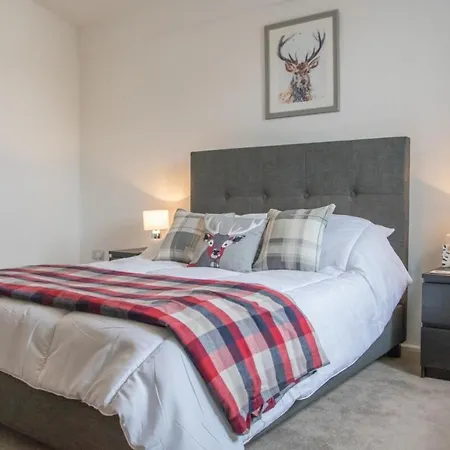 Spacious & Contemporary Flat With Secure Parking *