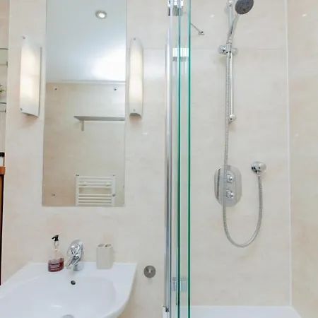 Stylish Royal Mile With Parking! Apartment