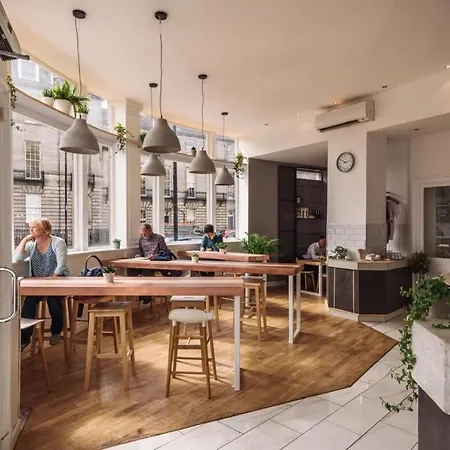 Bright & Stylish West End Sleeps 2-4