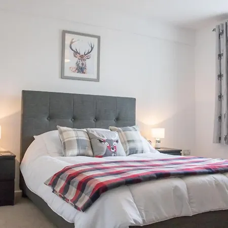Spacious & Contemporary Flat With Secure Parking *