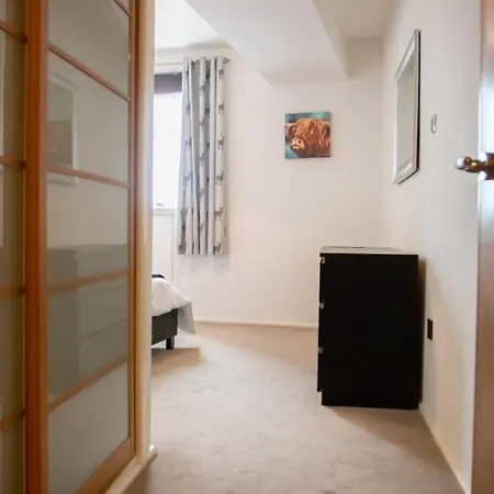 Spacious & Contemporary Flat With Secure Parking * Edinburgh