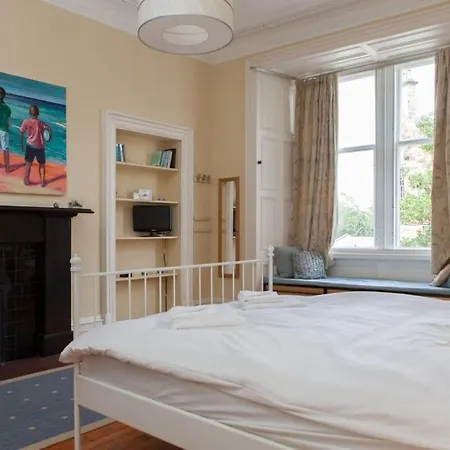 Amazing 4 Bedroom Just Off The Meadows דירה אדינבורו