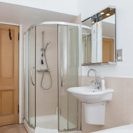 Amazing 4 Bedroom Just Off The Meadows דירה אדינבורו
