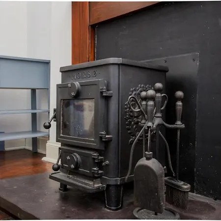 Cosy & Quirky Central Edinburgh Flat *