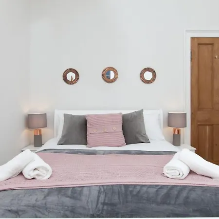 Traditional Luxury Sleeps 10 Guests *