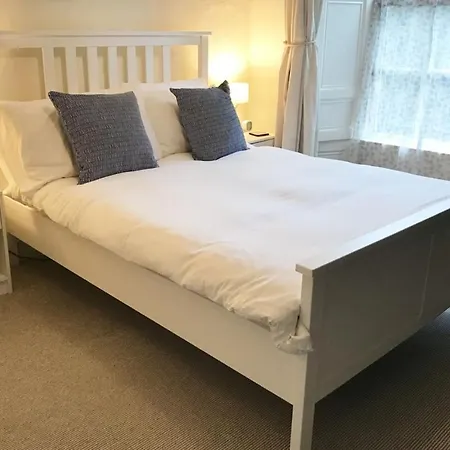 Apartment With Private Entrance & Patio Edinburgh