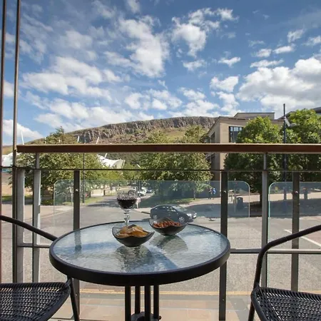 Holyrood - Luxury With Parking *
