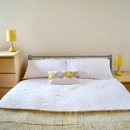 Spacious 3 Bed In Central Location Apartment Edinburgh