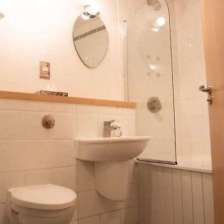 Spacious & Contemporary Flat With Secure Parking