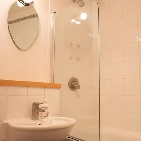Apartment Spacious & Contemporary Flat With Secure Parking *