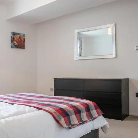 Spacious & Contemporary Flat With Secure Parking *