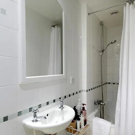 With Private Entrance & Patio Apartamento Edimburgo