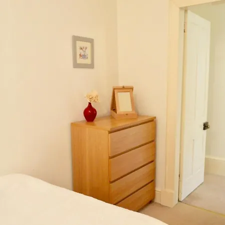Lovely And Central Two Bedroom Flat *
