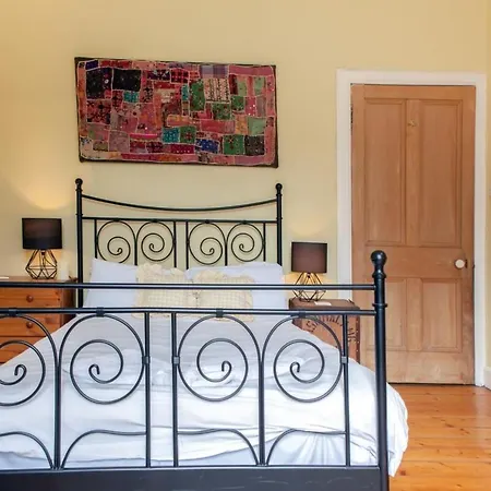 Amazing 4 Bedroom Just Off The Meadows דירה