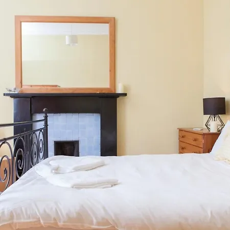 Amazing 4 Bedroom Just Off The Meadows דירה *