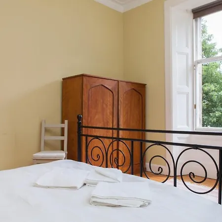 Amazing 4 Bedroom Just Off The Meadows דירה אדינבורו