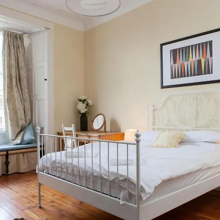 Amazing 4 Bedroom Just Off The Meadows דירה *