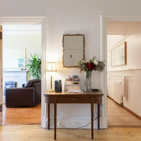 Amazing 4 Bedroom Just Off The Meadows דירה