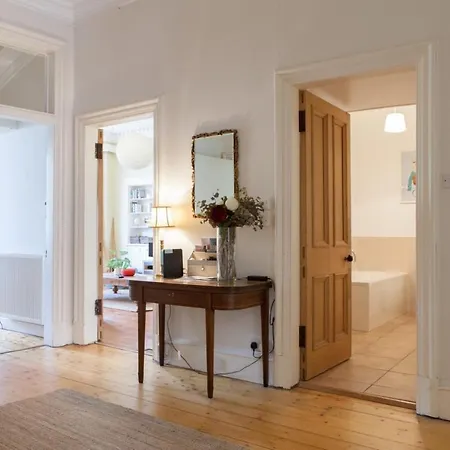 דירה Amazing 4 Bedroom Just Off The Meadows אדינבורו