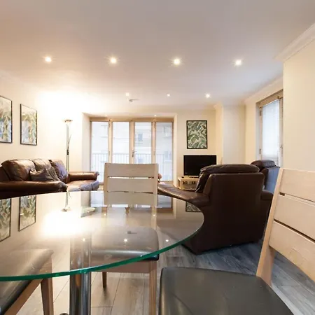 Beautiful 2 Bedroom Flat In Converted Distillery
