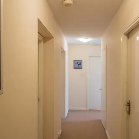 Spacious Canal Side - Free Parking Apartment Edinburgh
