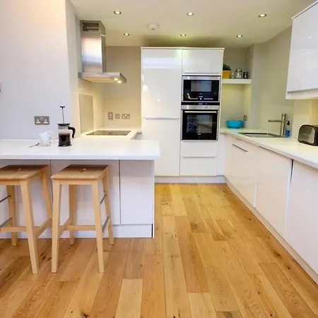 Contemporary Georgian Flat With Private Garden *