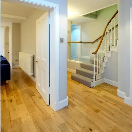Contemporary Georgian Flat With Private Garden Apartment