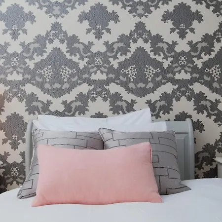 Holyrood - Luxury With Parking