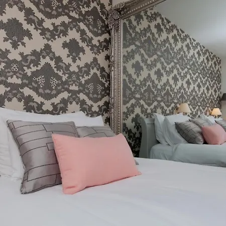 Holyrood - Luxury With Parking