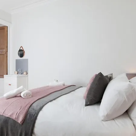Traditional Luxury Sleeps 10 Guests *