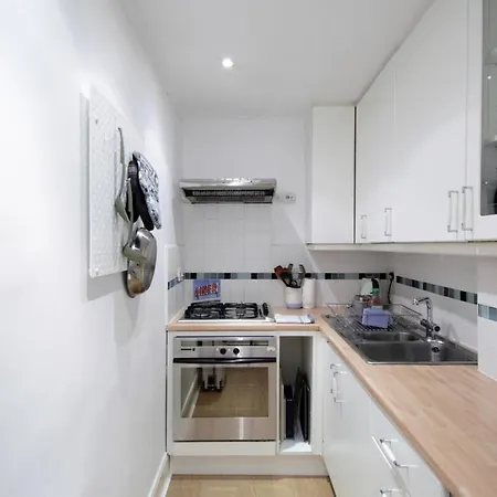 With Private Entrance & Patio Appartement *