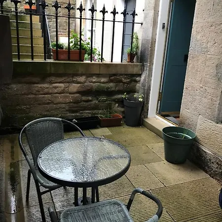 With Private Entrance & Patio Appartement Edinburgh