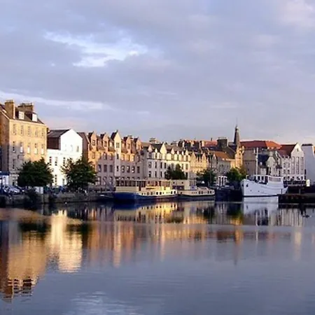 2 Bedroom By Leith's Shore Apartamento Edimburgo