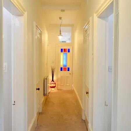 Lovely And Central Two Bedroom Flat