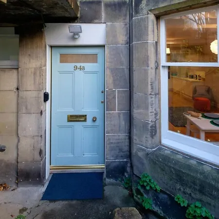 Contemporary Georgian Flat With Private Garden * Edinburgh