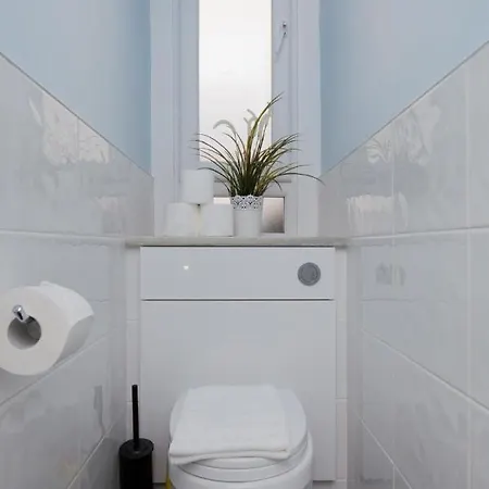 Elegant Traditional Centre Flat