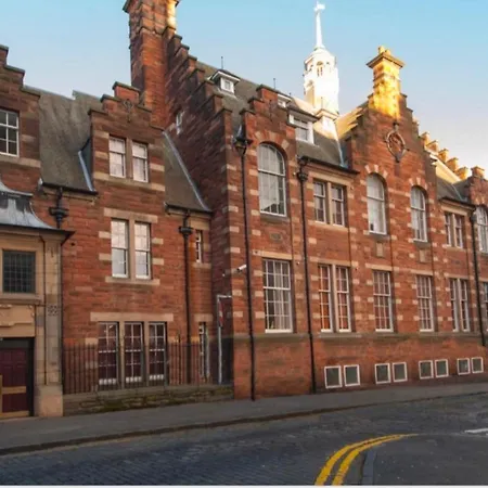 Beautiful 1-bed Near Castle *