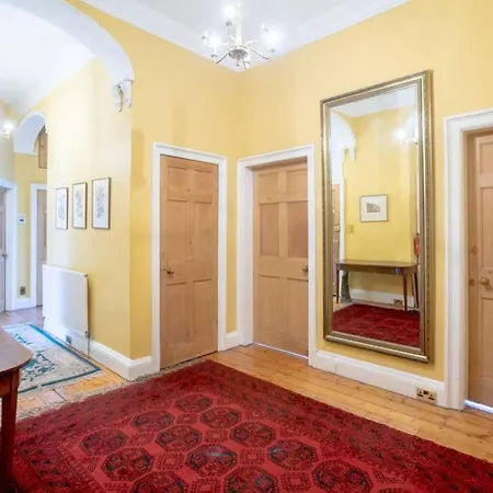 5-bedroom Flat Apartment