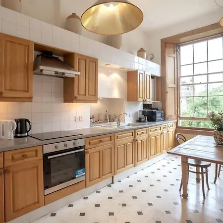 5-bedroom Flat Apartment