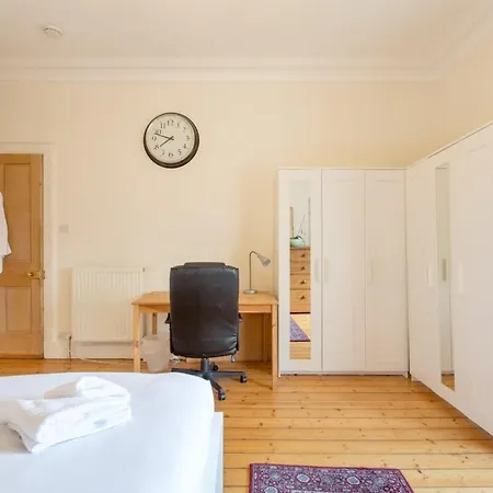 Spacious Traditional 3 Bedroom Flat In New Town