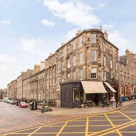 Spacious Traditional 3 Bedroom Flat In New Town
