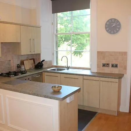 Sunny First Floor Stockbridge Flat