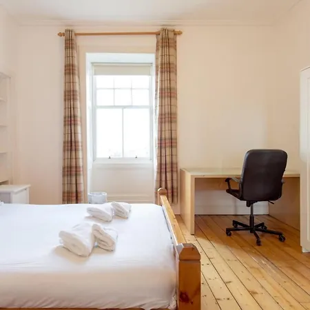 Spacious Traditional 3 Bedroom Flat In New Town Apartamento *
