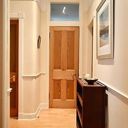 Apartment Sunny First Floor Stockbridge Flat *
