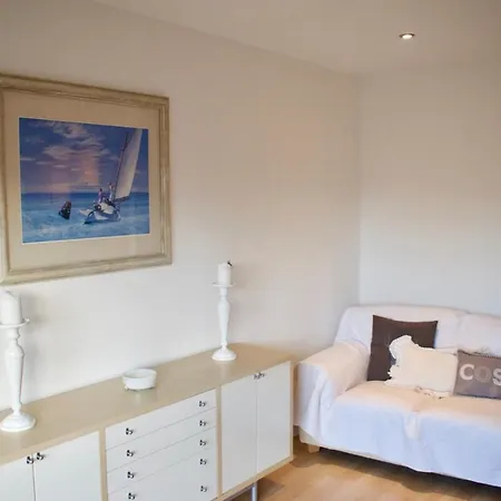 2 Bedroom Flat With Balcony Views Of Arthur's Seat *